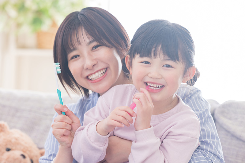 緊張しているお子様は保護者の方と一緒に治療を受けられます。